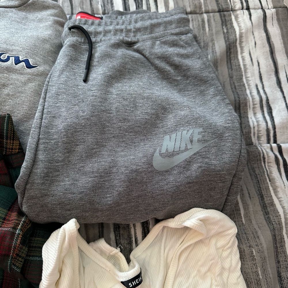 Assorted large clothes - Picture 8 of 9